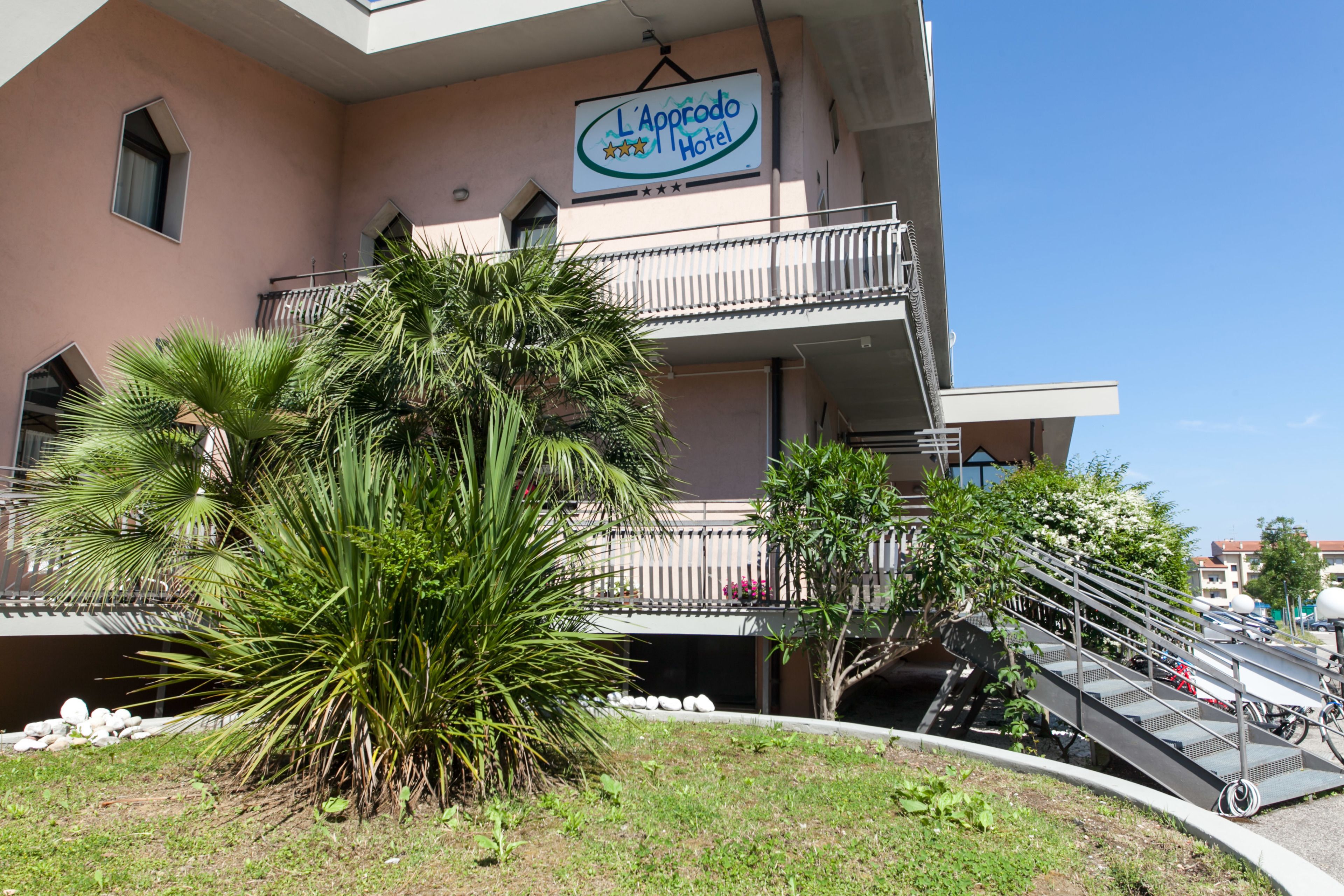 A hotel with a sign reading "L'Approdo Hotel".
