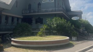 A hotel with a large sign reading "L'Appredo Hotel" and a balcony with railings. - Hotel L'Approdo (Cesenatico)