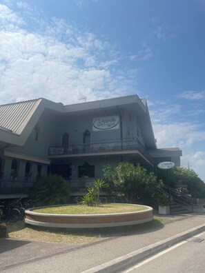 ด้านหน้าที่พัก