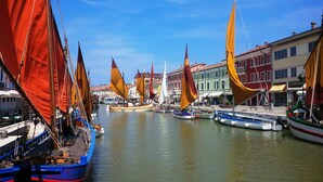 A canal with boats and buildings along the water. - Hotel L'Approdo (Cesenatico)
