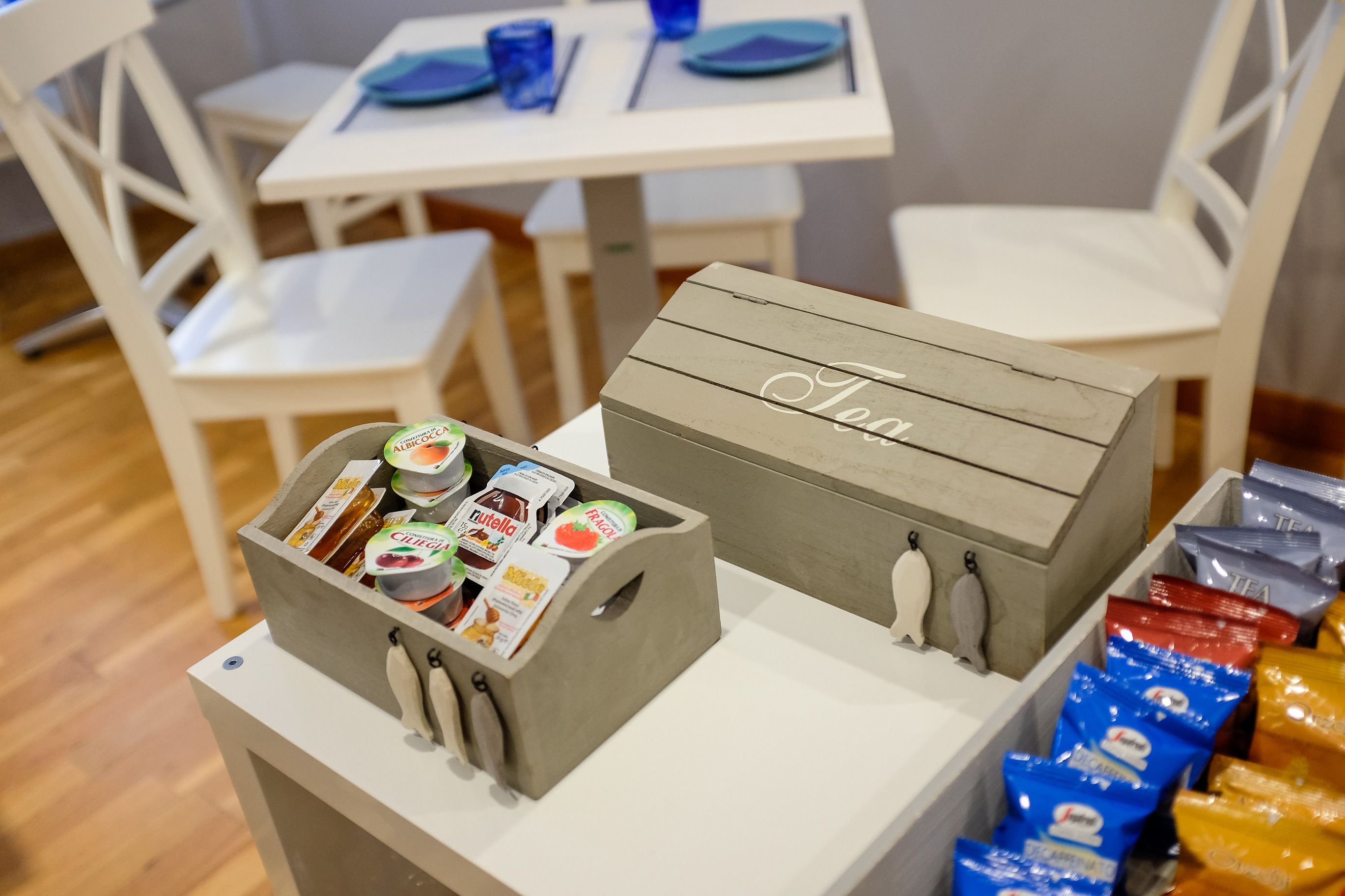 Een ontbijtbuffet met diverse gerechten en een koffiehoek.