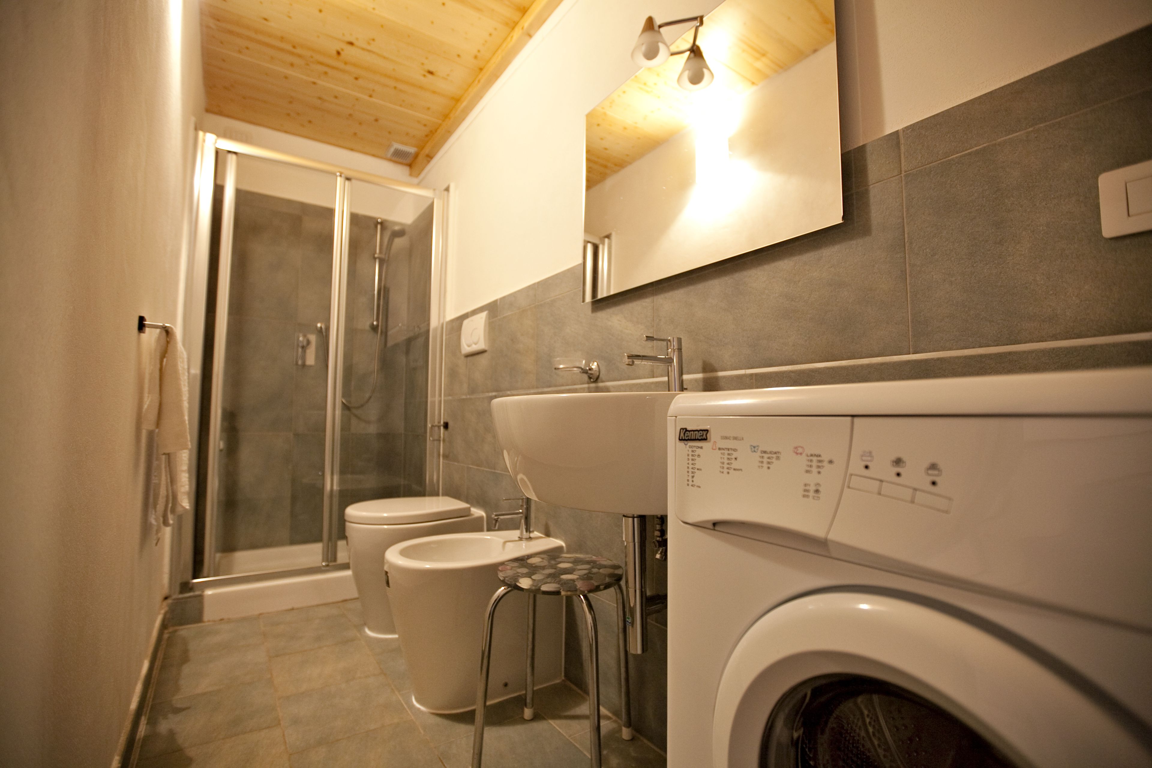 Appartamento Comfort, 2 camere da letto, cucina, vista spiaggia | Bagno | Doccia, asciugacapelli, bidet, asciugamani