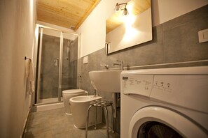 Comfort-Apartment, 2 Schlafzimmer, Küche, Strandblick | Badezimmer | Dusche, Haartrockner, Bidet, Handtücher