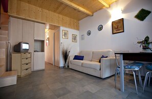 Apartemen Comfort, 2 kamar tidur, dapur, pemandangan pantai | Ruang keluarga | Televisi layar datar 18-inci dengan saluran TV digital dan TV LCD