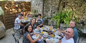 Family dining - Maison Carles BnB (La Colle-sur-Loup)