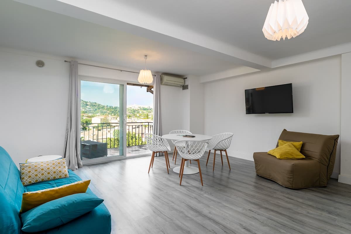 Comfort Apartment, Balcony | Living area