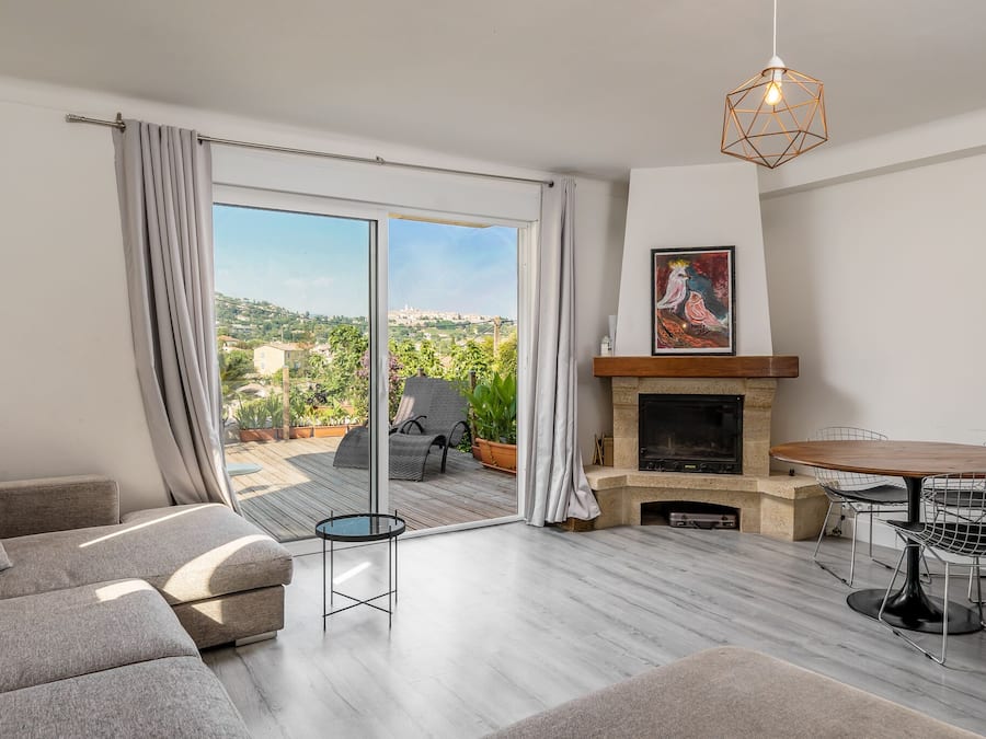 Leilighet – deluxe, flere senger, terrasse | Oppholdsområde | En 42-tommers LED-TV med digitale kanaler samt TV