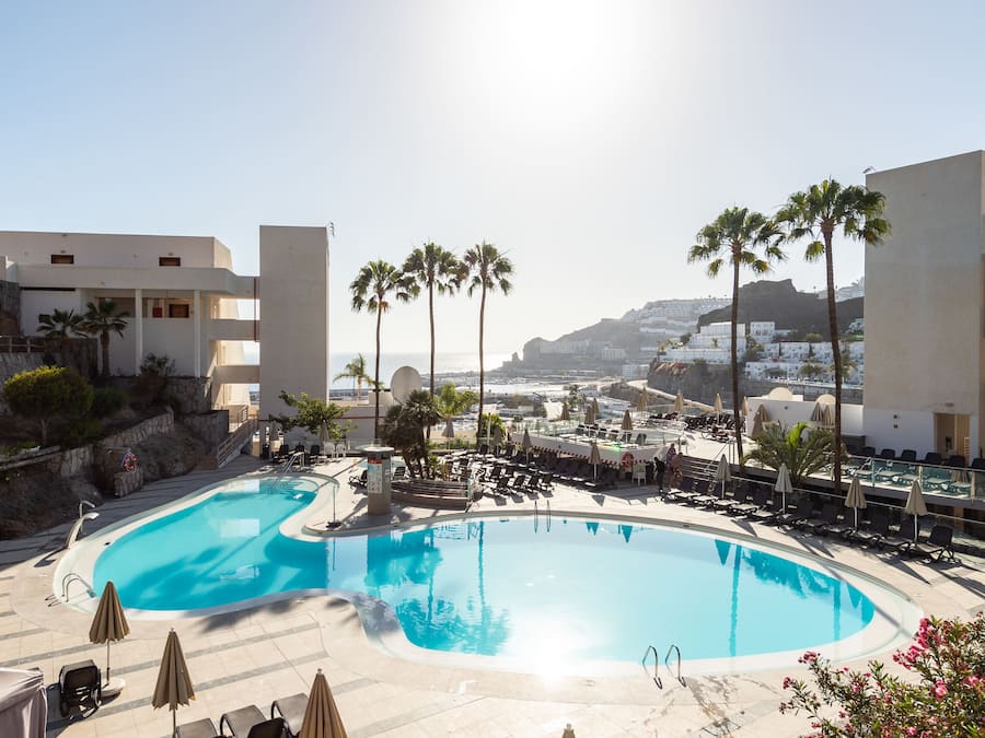 Außenpool, geöffnet von 10:00 Uhr bis 19:00 Uhr, Sonnenschirme