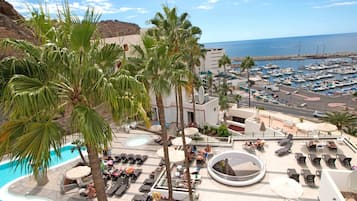 Außenpool, geöffnet von 10:00 Uhr bis 19:00 Uhr, Sonnenschirme