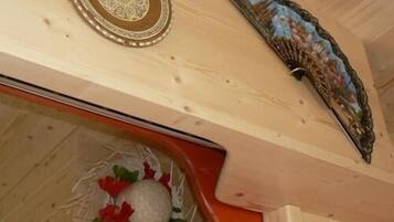 Techo de madera con un adorno decorativo y una obra de arte enmarcada.