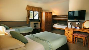 Neljän hengen huone, kylpyhuone makuuhuoneen yhteydessä