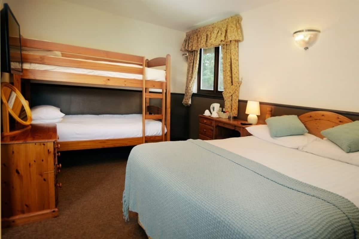 Family Quadruple Room, Ensuite | Desk, iron/ironing board, free WiFi, bed sheets