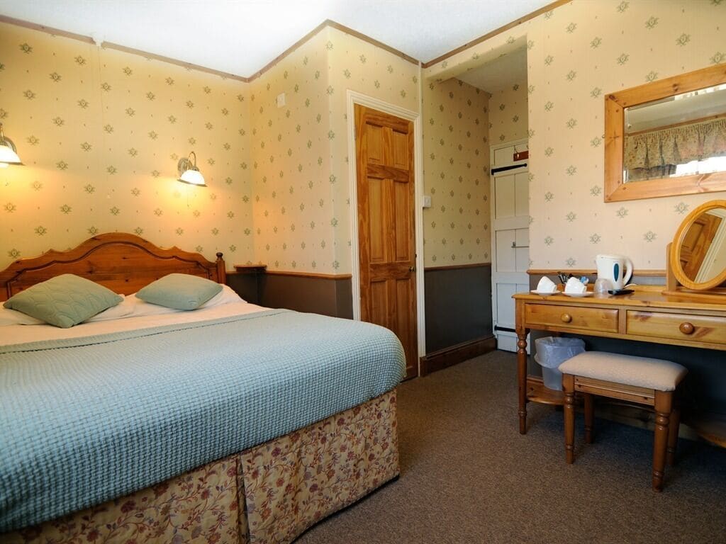 Escritorio, tabla de planchar con plancha, wifi gratis y ropa de cama 