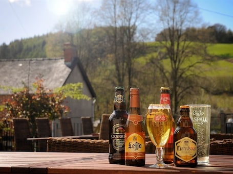 Verschiedenes. The Mount Inn