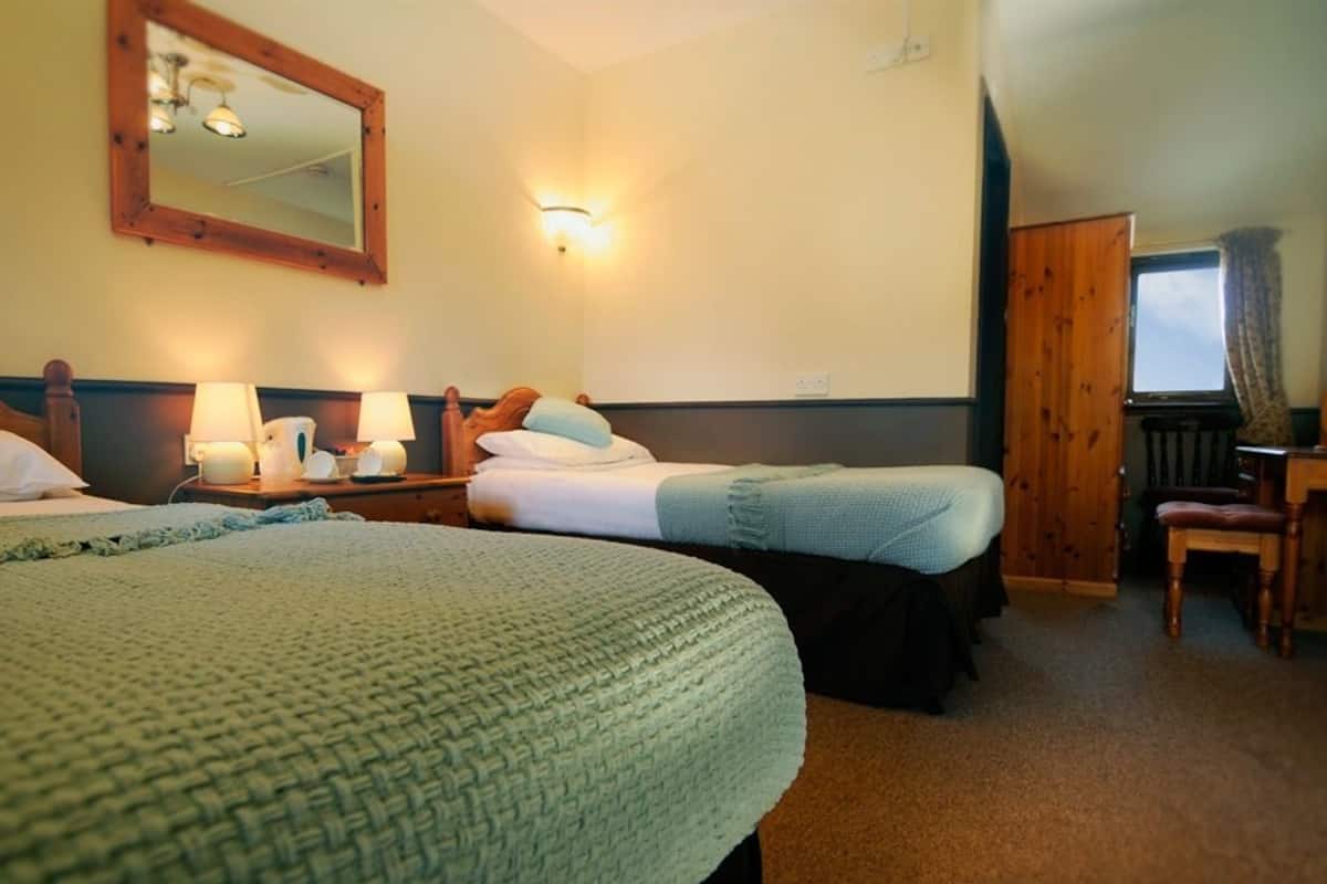 Quadruple Room, Ensuite | Desk, iron/ironing board, free WiFi, bed sheets