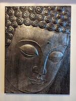 Una escultura con textura, una parte superior con diseño y una superficie lisa.