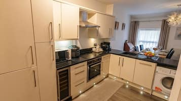 Apartemen Deluks, ensuite | Dapur bersama
