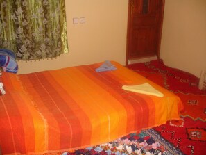 Habitación con 2 camas individuales | Caja de seguridad en la habitación, cortinas blackout y wifi gratis