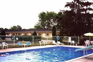 季节性开放的室外游泳池