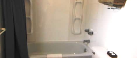 Standard-Doppelzimmer, Bergblick | Badezimmer | Duschwanne, Handtücher, Seife, Shampoo
