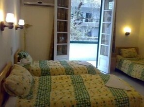 Minibar, caja de seguridad en la habitación y escritorio