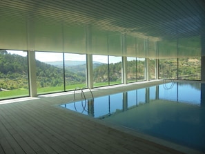 Indoor pool, outdoor pool, pool loungers - Douro Cister Hotel Resort Rural & Spa (Tarouca)