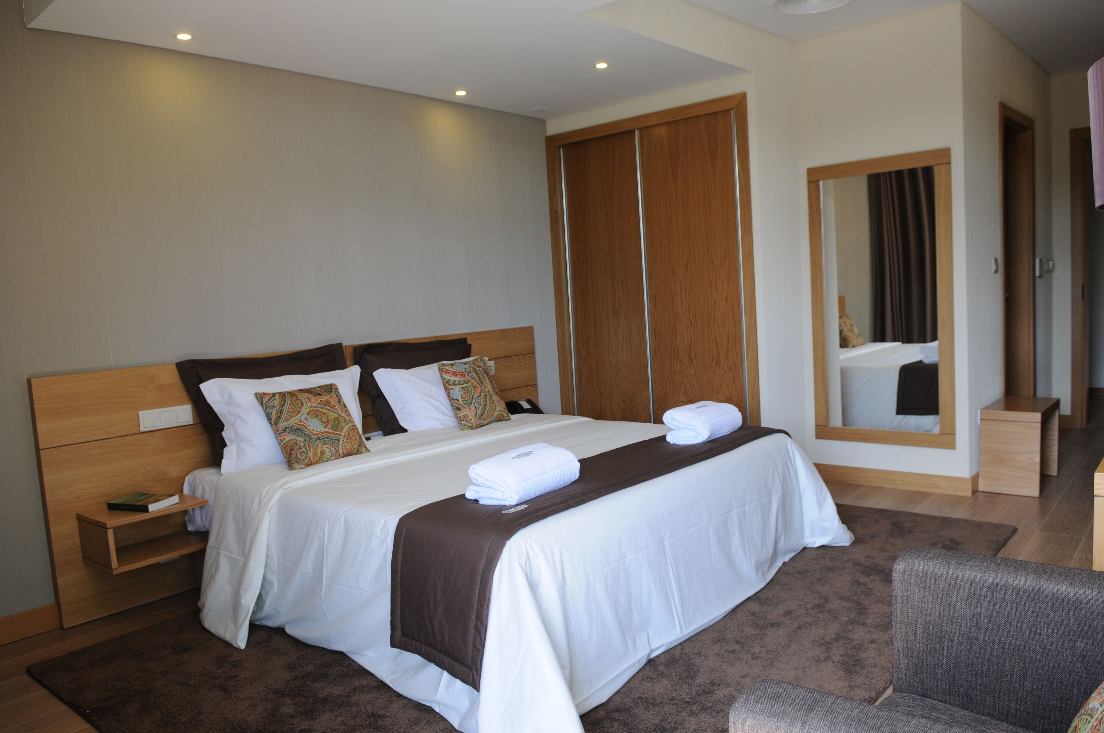 1 bedroom, blackout curtains, soundproofing, free wifi