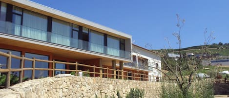 Vista frontal de la propiedad