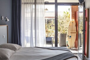 1 habitación, caja de seguridad en la habitación y escritorio 