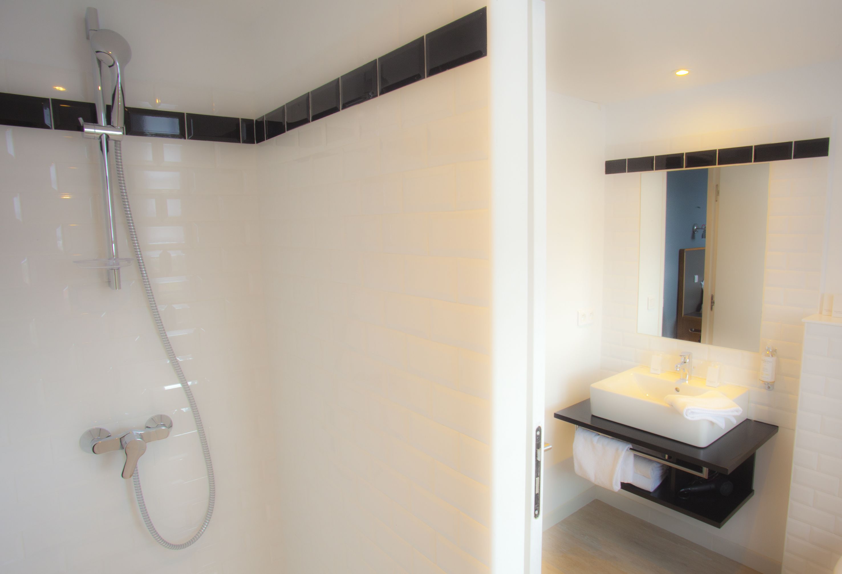Combined shower/bathtub, free toiletries, hair dryer, towels
