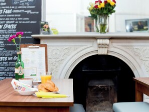 Daily continental breakfast (GBP 9.95 per person) - YHA London Earl's Court - Hostel (London)