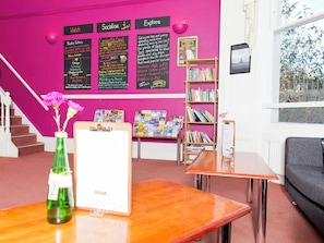 Living area - YHA London Earl's Court - Hostel (London)