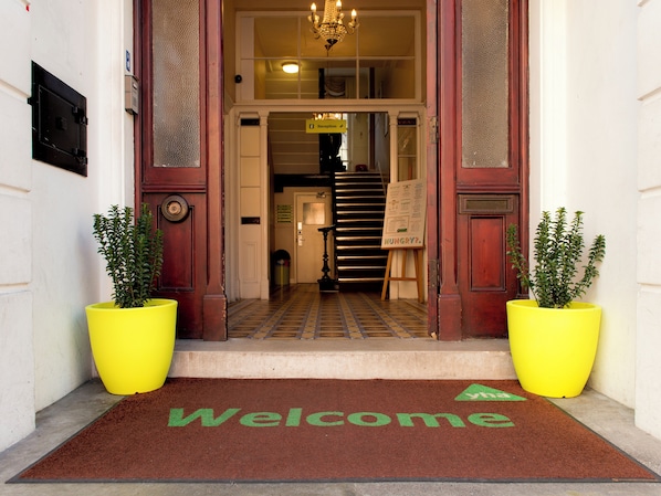 Property entrance - YHA London Earl's Court - Hostel (London)