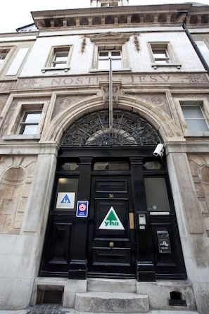 A building with a black door, a sign for a hostel, and the number 36. - YHA London St Paul's - Hostel (London)