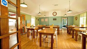 Komplett frokost hver dag (GBP 10.95 per person)