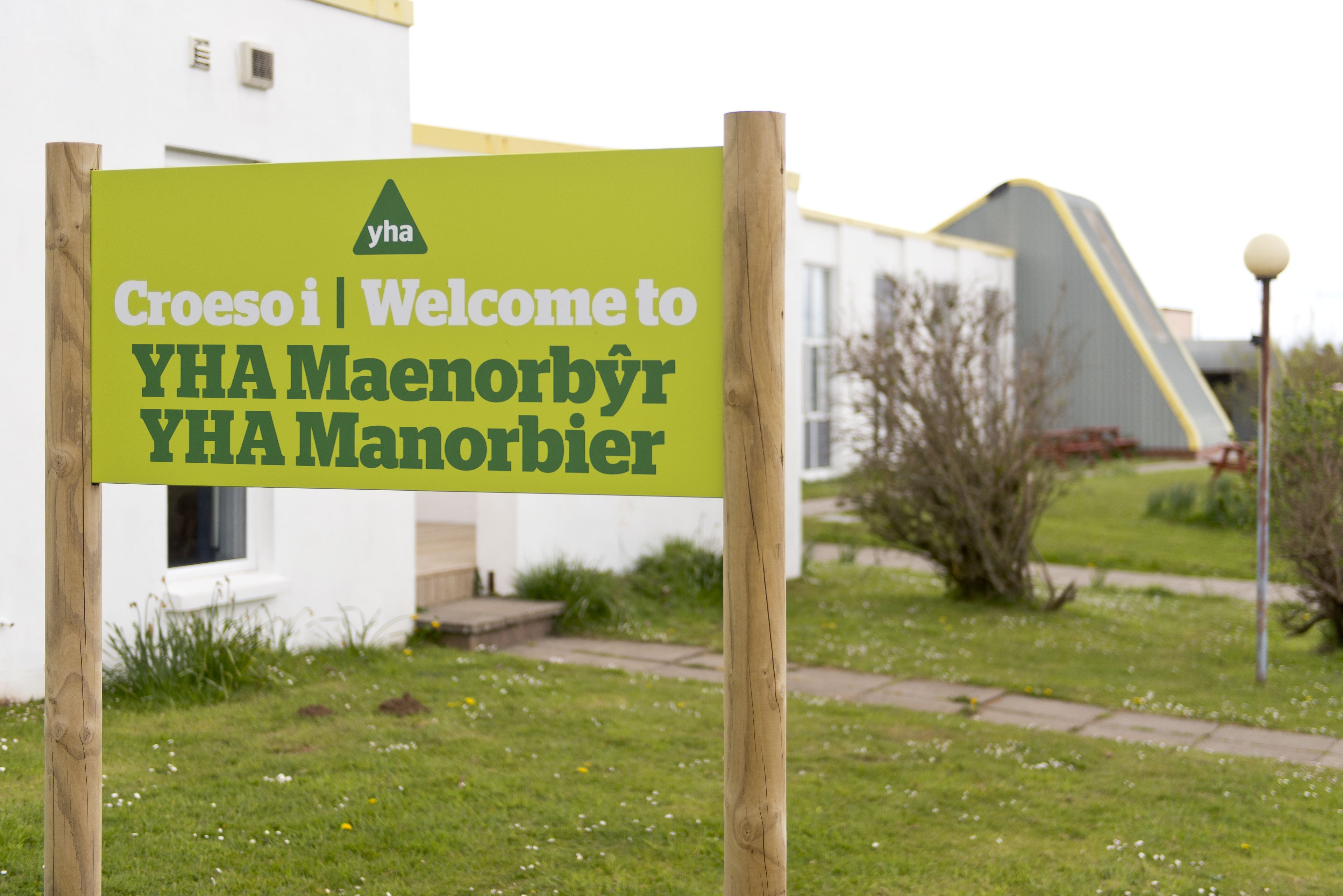 Señal de bienvenida del YHA Manorbier.
