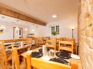 Petit déjeuner et dîner servis sur place