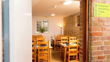 تقديم الإفطار والعشاء