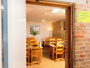 Breakfast and dinner served - YHA Medway - Hostel (Gillingham)