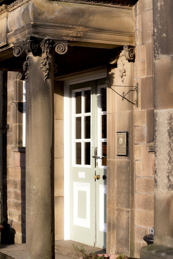 Property entrance - YHA Ravenstor - Hostel (Buxton)