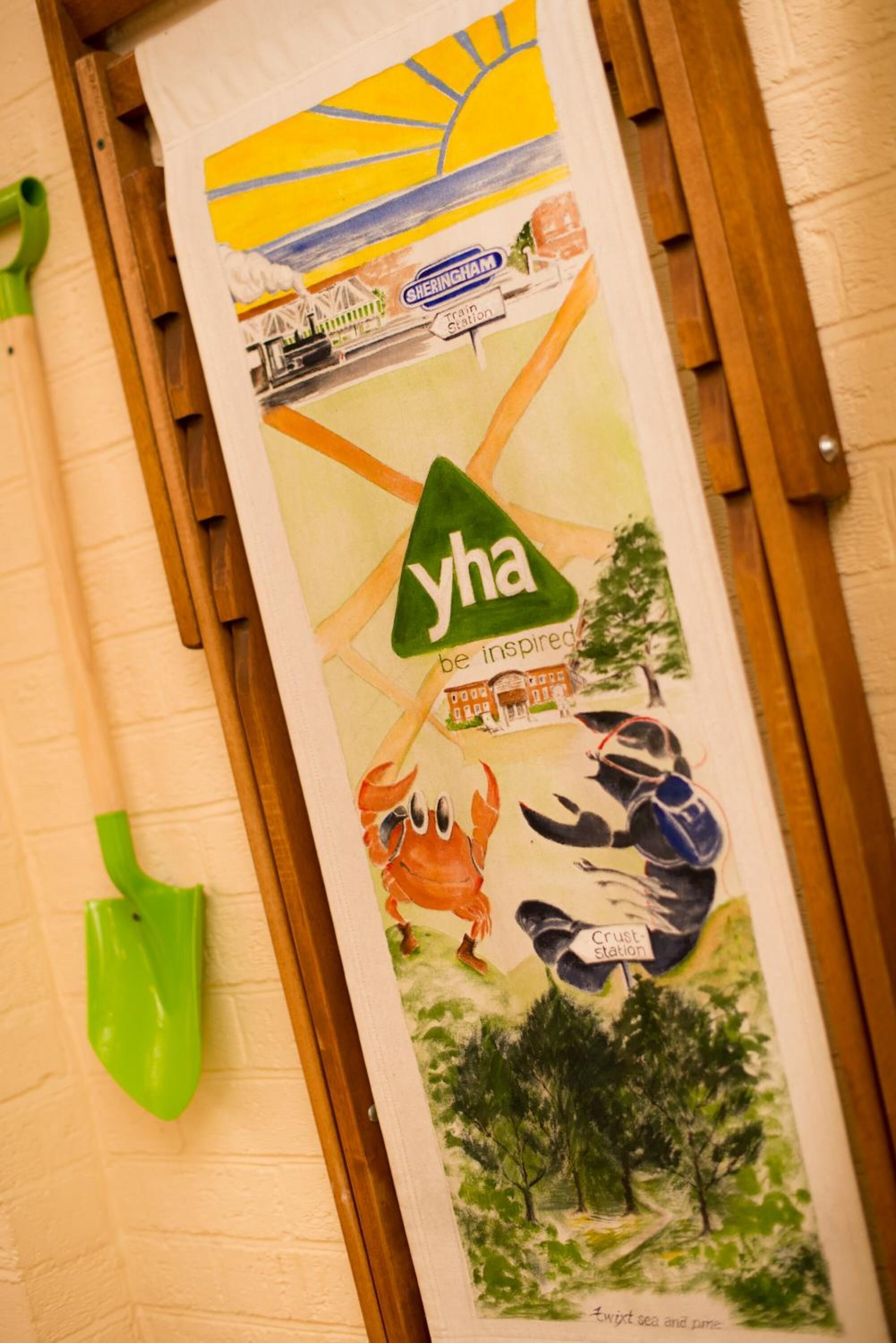 Una pared con un cartel que muestra un tren, un logotipo e una ilustración de un cangrejo.