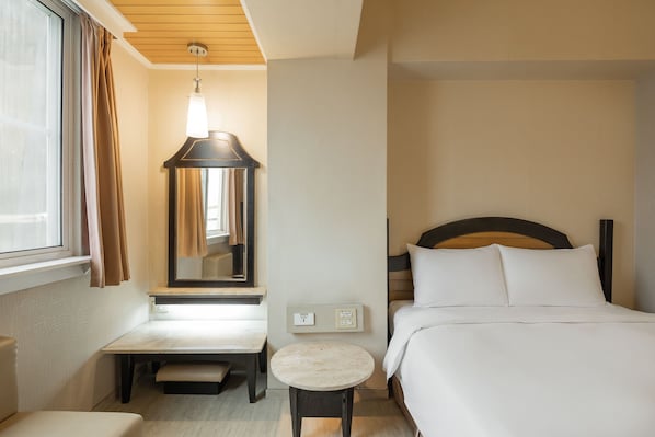 Standard Double Room | Living area | 32-inch LED TV with cable channels, TV - Kindness Hotel Weiwuying (Kaohsiung)