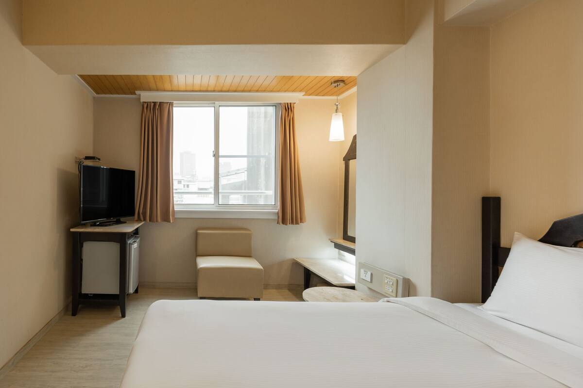 standard double room | desk, soundproofing, iron/ironing board, free wired internet