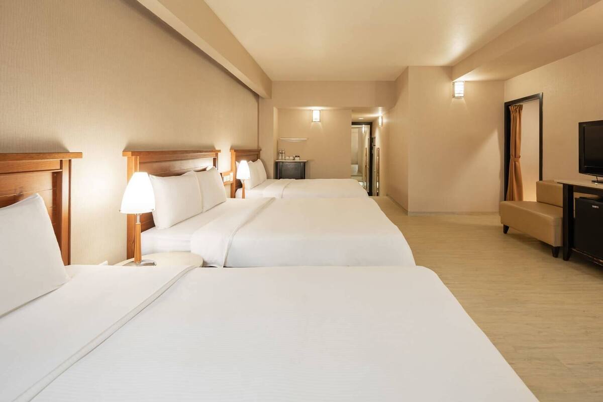 Schreibtisch, schallisolierte Zimmer, Bügeleisen/Bügelbrett