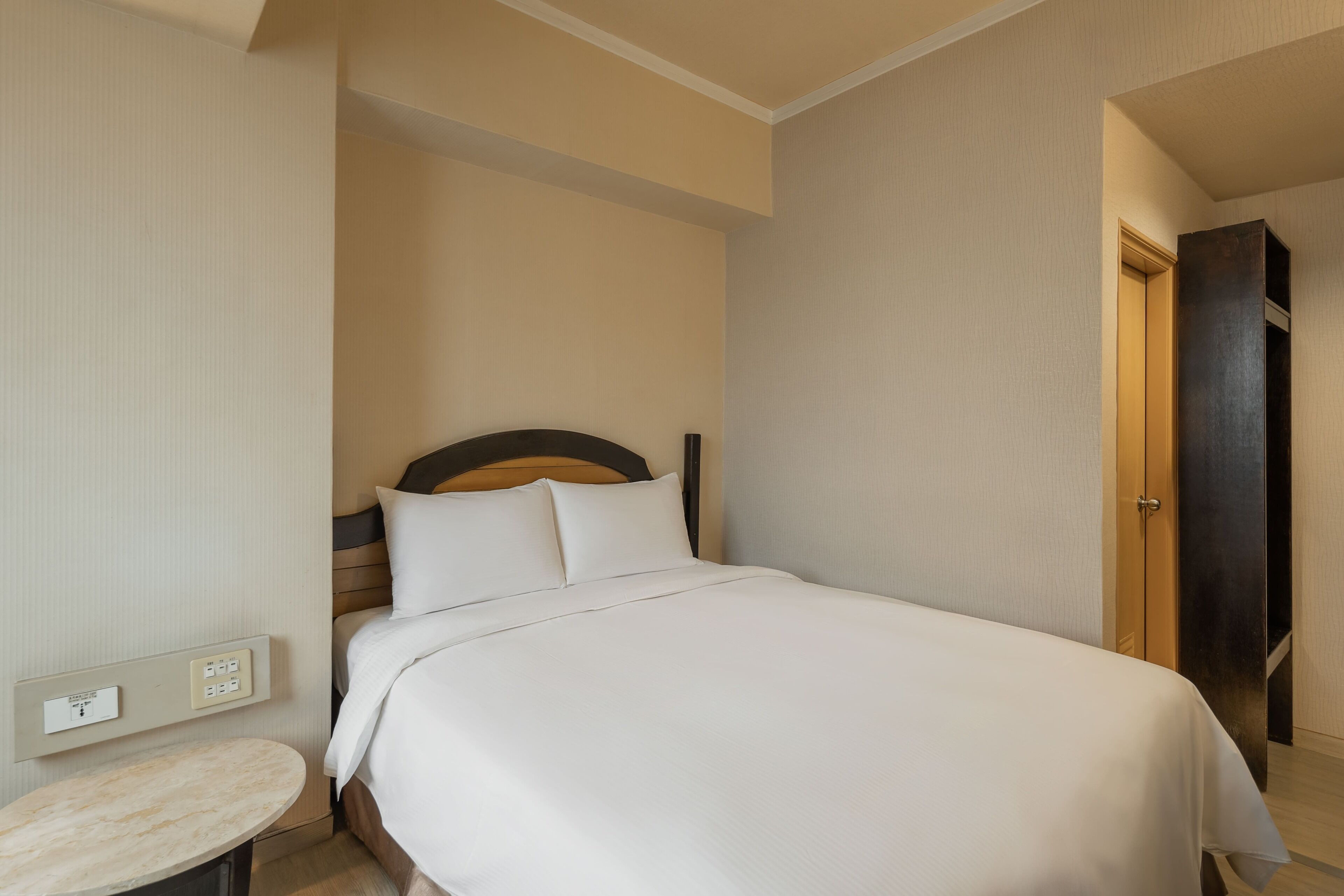 standard double room | desk, soundproofing, iron/ironing board, free wired internet