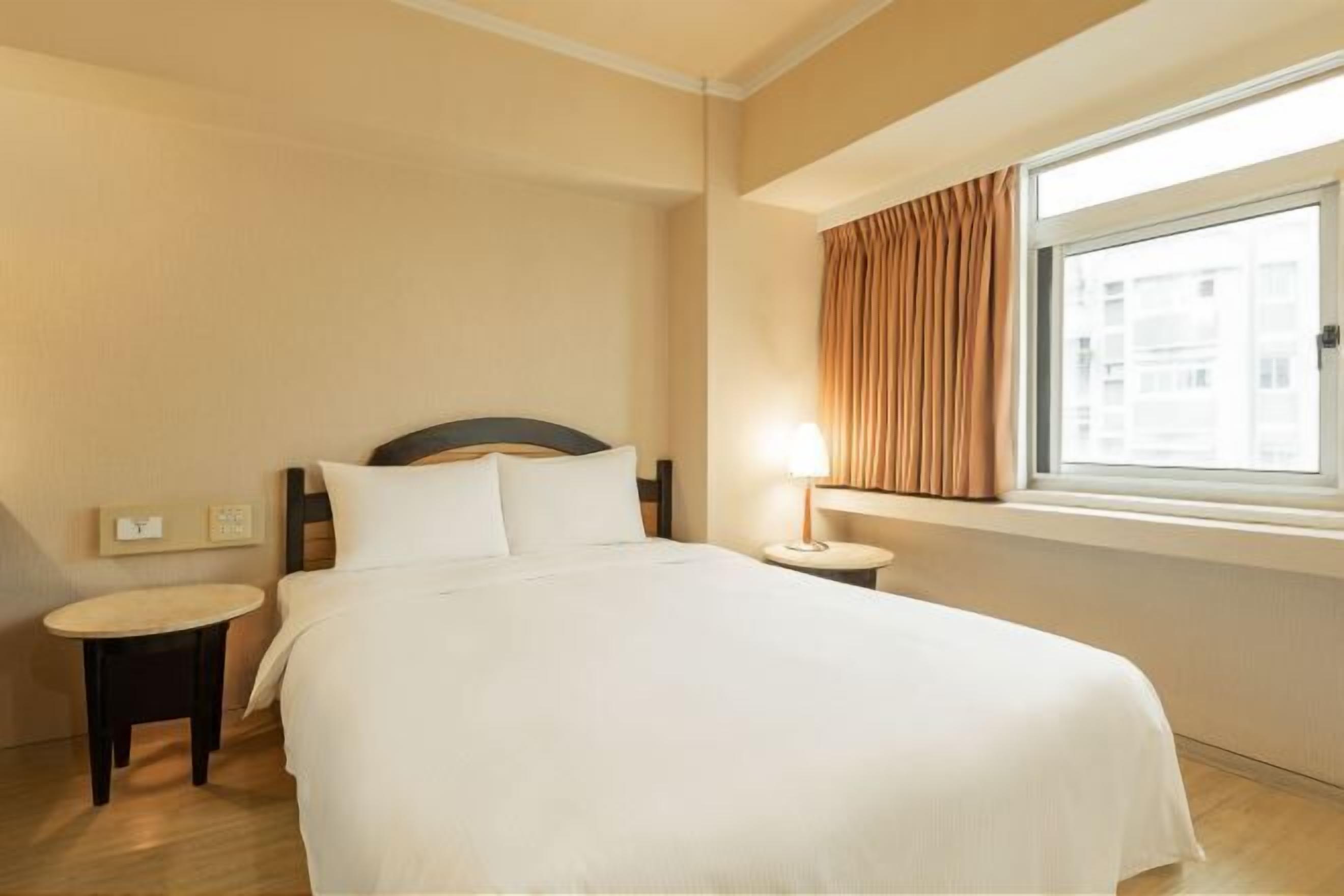 Schreibtisch, schallisolierte Zimmer, Bügeleisen/Bügelbrett