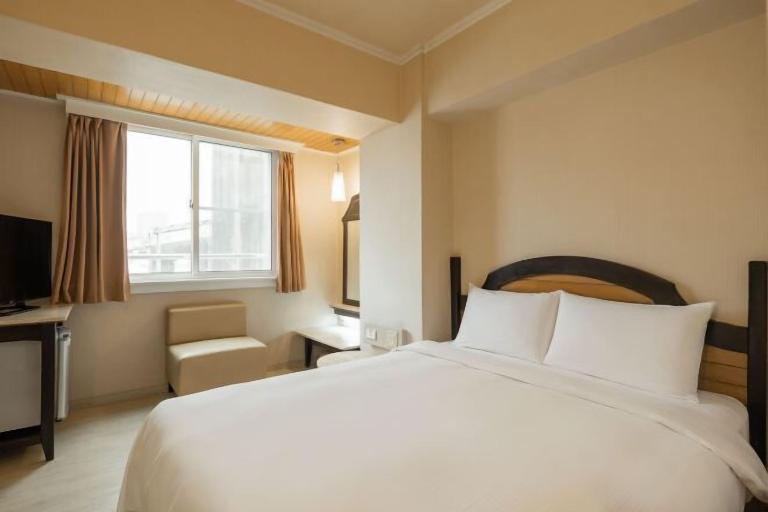 Schreibtisch, schallisolierte Zimmer, Bügeleisen/Bügelbrett