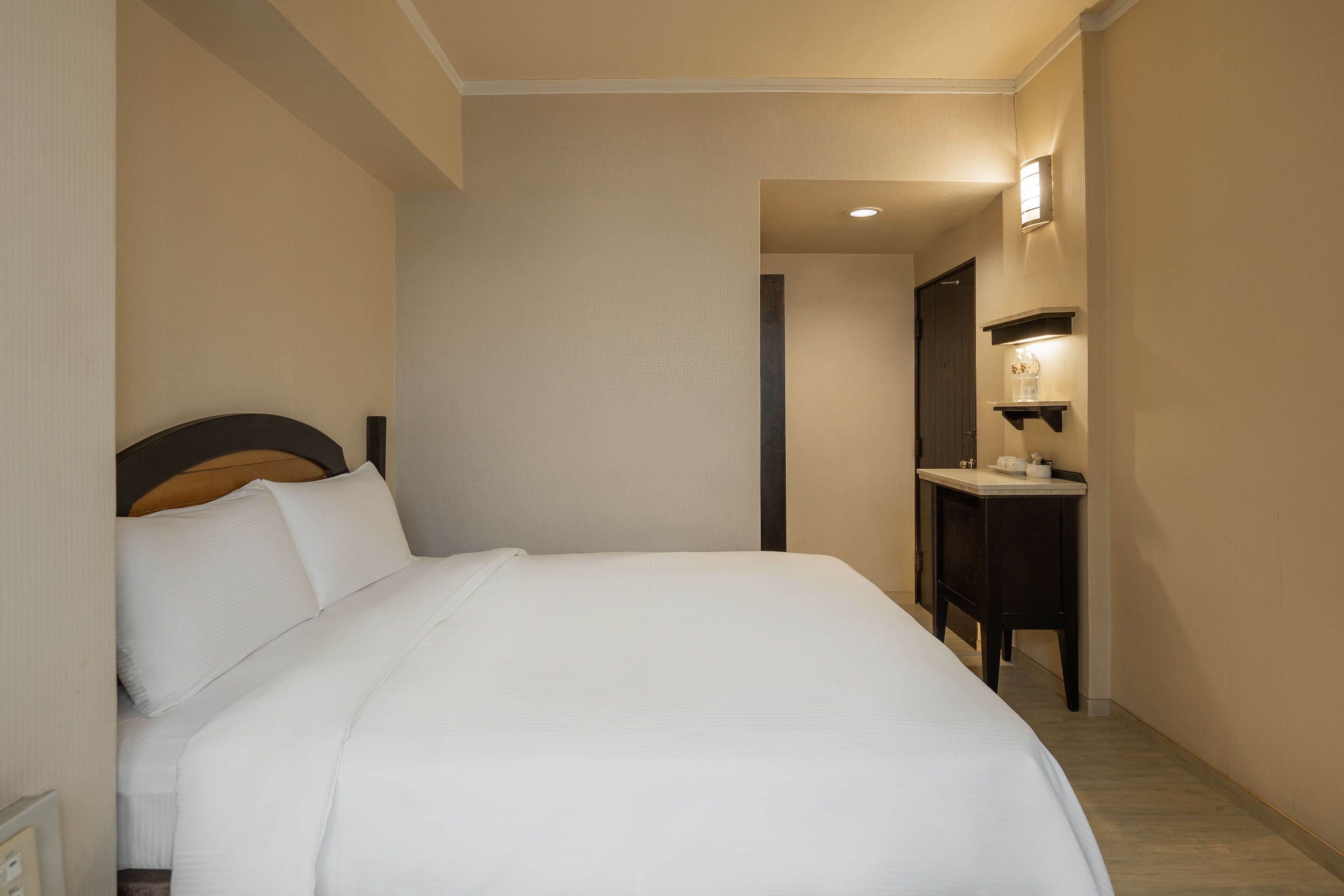 standard double room | living area | 32-inch led tv with cable channels, tv