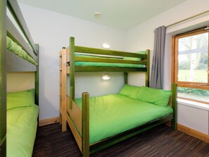 Rom, eget bad (5 Bed Private including Double Bed) | Individuelt dekorert, individuelt innredet, sengetøy og rullestolvennlig