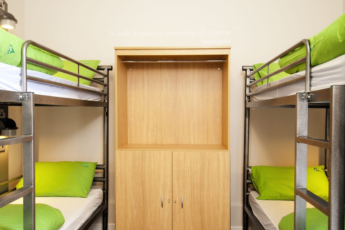Kamer, en-suite badkamer (4 Bed Private) | Beddengoed, rolstoeltoegankelijk